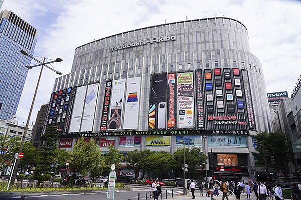 ヨドバシAkiba 徒歩11分。 840m