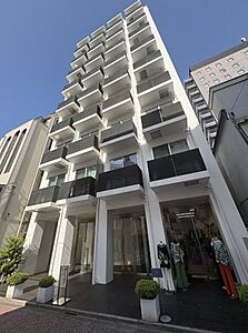 外観:白を基調としたスタイリッシュな外観デザインが印象的なレジデンス。東日本橋駅徒歩2分の利便性を備えながら、洗練された佇まいが都心での暮らしに上質な彩りを添えます。 外観:白を基調としたスタイリッシュな外観デザインが印象的なレジデンス。東日本橋駅徒歩2分の利便性を備えながら、洗練された佇まいが都心での暮らしに上質な彩りを添えます。