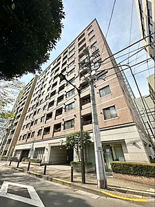 外観:浜町駅徒歩1分の好立地に佇むレジデンス。整然としたフォルムと上質感のある外観デザインが印象的で、管理員週6日勤務など管理体制にも配慮されたマンションです。 外観:浜町駅徒歩1分の好立地に佇むレジデンス。整然としたフォルムと上質感のある外観デザインが印象的で、管理員週6日勤務など管理体制にも配慮されたマンションです。