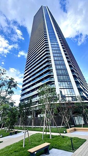 地下2階付き地上58階建て、2026年6月築と新しく、46階南東角住戸のため採光・通風良好です。