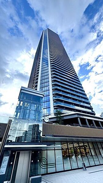 生活利便施設が充実した大規模複合再開発タワーレジデンス。保育施設・商業施設が入居し生活利便に優れています。