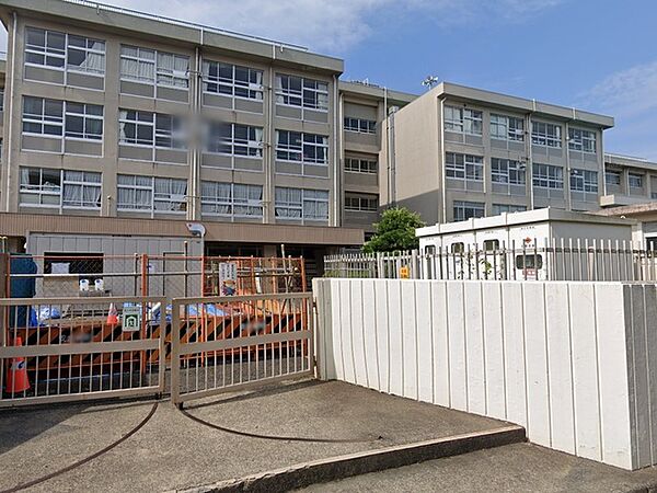 横須賀市立大津中学校（1850m）