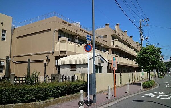 大岡小学校（550m）