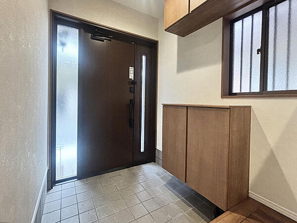 大きなシューズクローゼットで、散らかりがちな玄関もすっきり片付きます。