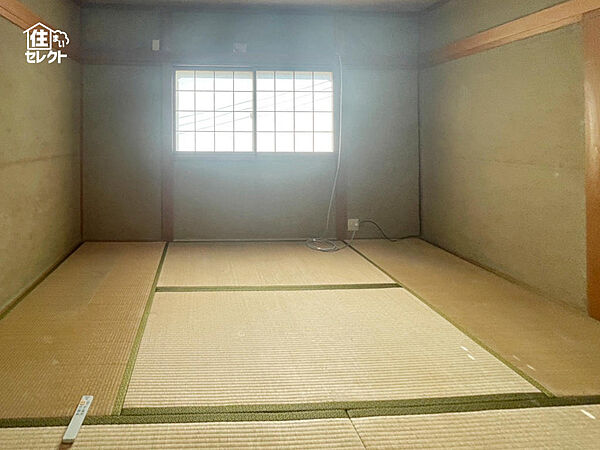和室6帖。南向きの窓から明るい日差しが入ります。