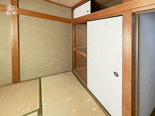 押し入れと天袋があり、お部屋がスッキリと片付きますね。