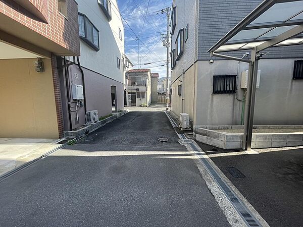 車通りの少ない道路です。