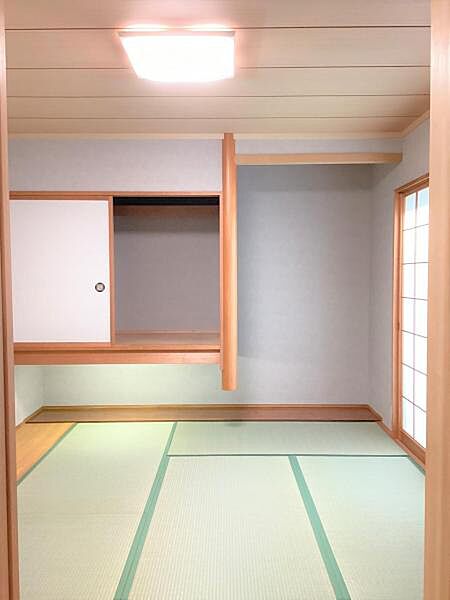 リビングに続く和室。畳表替え、襖・壁クロス張替え、照明器具交換をし、キレイで落ち着きのある空間になりました。