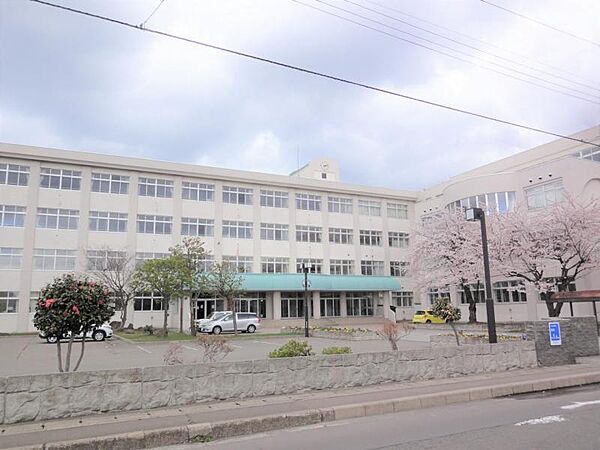 浪打中学校まで約1300ｍ（徒歩17分）