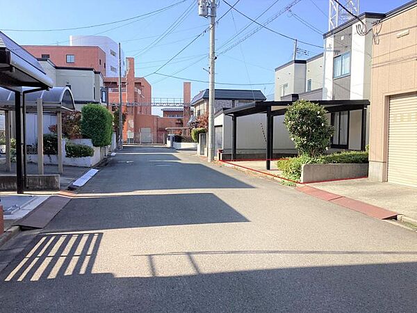 南側前面道路は公道で、幅員は6.5ｍと余裕があります。