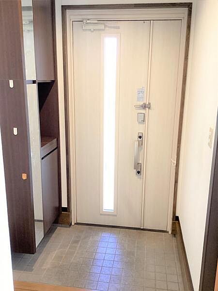 2018年玄関ドア交換済み。電子錠タイプなので開け閉めが容易で安全です。