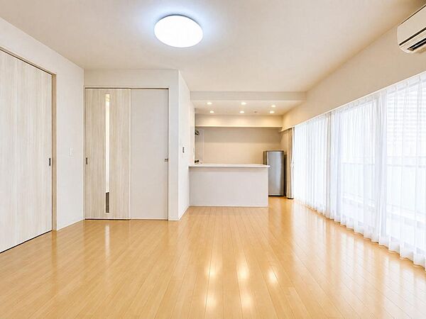 16.8帖の広々としたLDK※居住中物件の為、お荷物や家具はAIで編集しております。