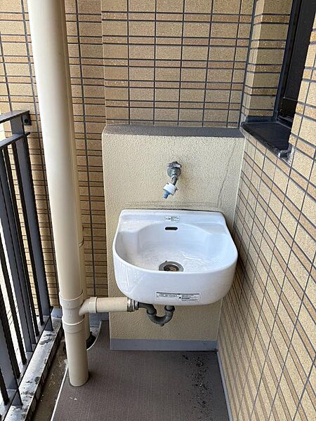 スロップシンク付きバルコニー汚れ物の洗濯がはかどります。