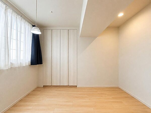 洋室約6.5帖　収納付きで広々と使えます。※居住中物件の為、お荷物や家具はAIで編集しております。