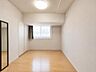 洋室：洋室約5.5帖　収納あり※居住中物件の為、お荷物や家具はAIで編集しております。