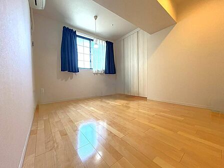 洋室約6.5帖　収納付きで広々と使えます。※居住中物件の為、お荷物や家具はAIで編集しております。