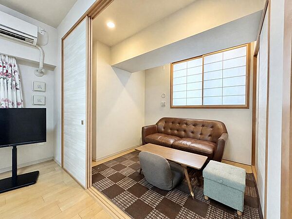 和室4.5帖　収納あり※居住中物件の為、お荷物や家具はAIで編集しております。
