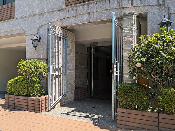 建物外観・エントランス付近