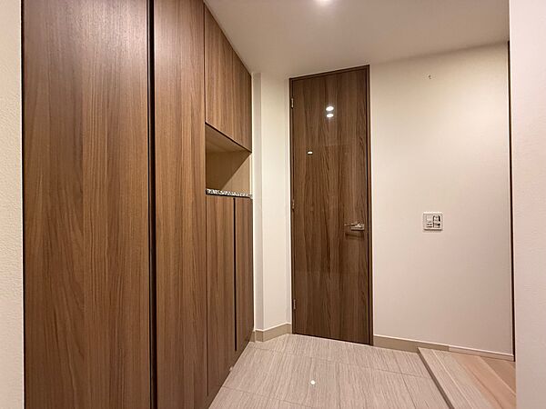収納豊富な玄関