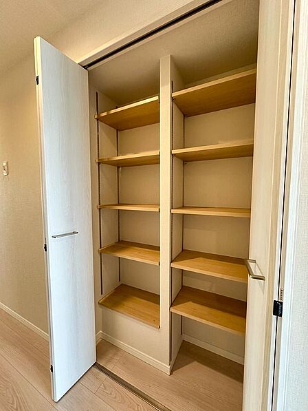 リビングに設置された収納棚が、生活空間をスッキリと整理整頓します!日常的に使用する物や雑誌、書籍などをすっきりと収納でき、家の中を常にスッキリと使用することができます!