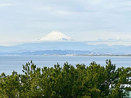 朝は澄んだ空気の中に浮かぶ富士の姿に背筋が伸び、昼は陽光にきらめく相模湾が心を解き放ち、夕暮れには江の島越しに染まる空が、静かな感動をもたらす。