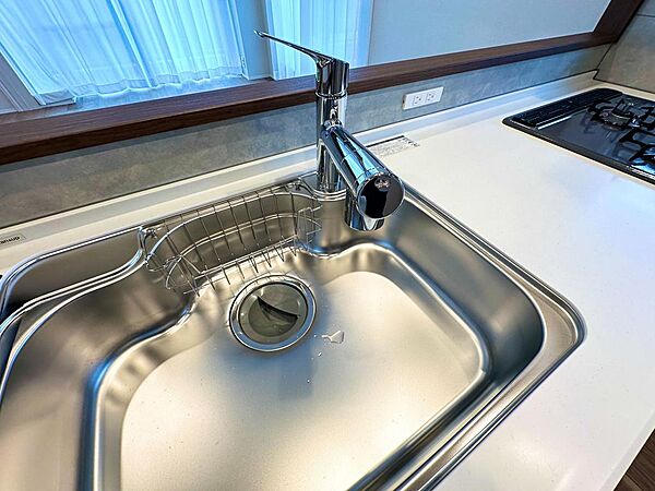 キッチン水栓と浄水器が一体化しているため、別途浄水器を設置する必要が無く、キッチンの作業スペースを広く使うことが可能です！