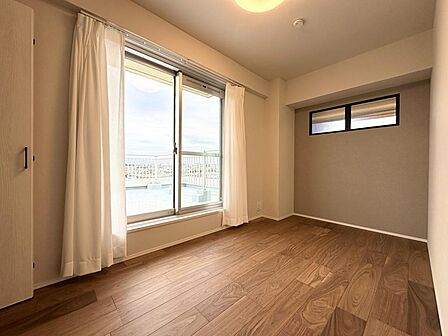 主寝室はプライベートな空間として、快適な睡眠環境を提供します!十分な広さと明るさがあり、リラックスした時間を過ごすことができます♪