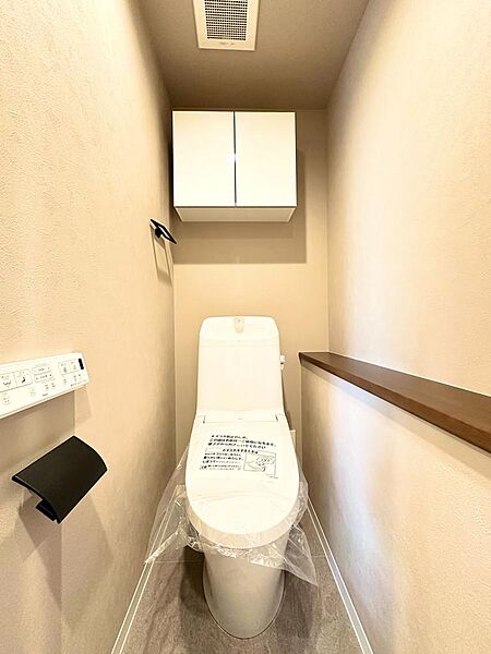 白を基調としたトイレは、清潔感があり明るい雰囲気が特徴です！いつでも気持ちよく利用できる、快適な空間となっております♪便利な収納棚付き！
