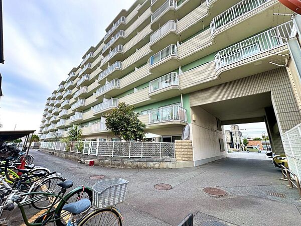 風格あるマンションは、周囲の景観と調和し品位を漂わせています。温かみに包まれた住まいで、心豊かな日々をお過ごしください。