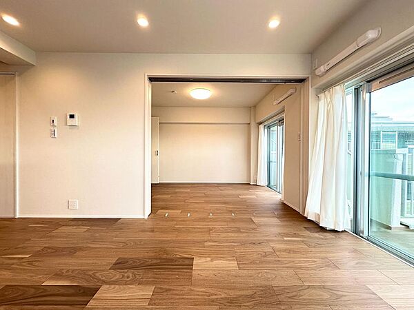 陽当たりの良いリビングは、明るさが心地よい居住空間を作り出します。光に包まれることで、日々の疲れを癒し、ポジティブな気持ちになれる場所です♪