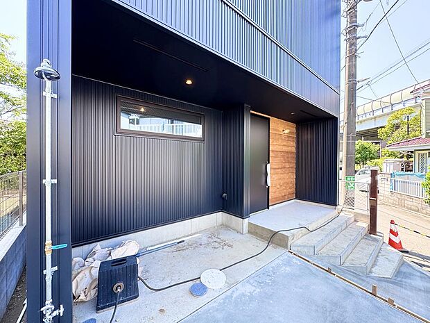 静かな住宅街に溶け込みながらも、一目でそのこだわりが伝わる圧倒的な存在感。昼は重厚に、夜はライトアップに美しい木目が浮かび上がります。