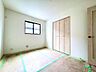 洋室：ホワイト系クロスと木目調の建具が調和した居室。落ち着いた色合いのクローゼットが壁面に備わり、すっきりとした収納動線が魅力の主寝室として活用できる空間です。