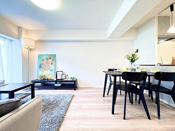 広々としたLDKは対面キッチンとダイニングが一体化した開放的な間取り。自然光が差し込む明るい室内で、家族の会話が弾む毎日が想像できる空間です。