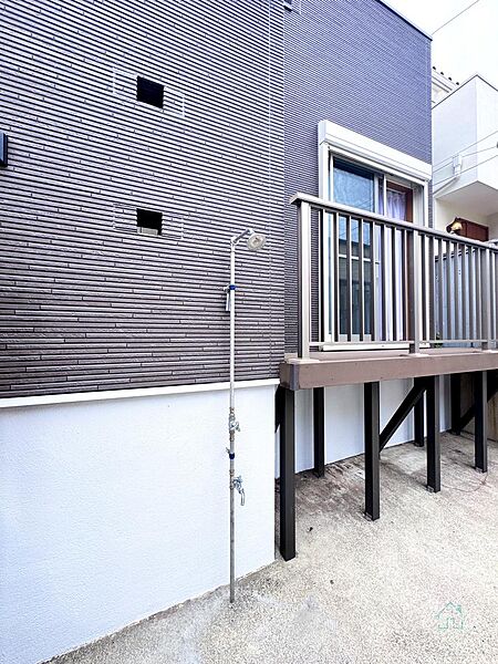 外壁塗装済みのモダンな外観。屋外には立水栓が設置されており、海辺の暮らしに欠かせない砂落としや自転車・マリングッズの水洗いにも活躍しそうな使い勝手のよい設計です。