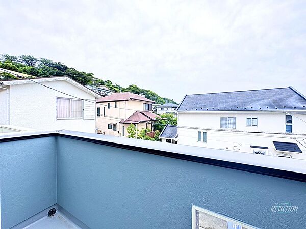 2階バルコニーから望む静かな住宅街の風景。南東向きの開口部から明るい光が差し込み、コーヒーを片手にゆとりある朝のひとときをゆったりと過ごせそうな開放的な眺望です。