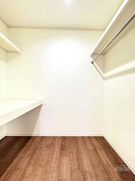 ウォークインクローゼットは棚とハンガーパイプを完備。衣類や小物をすっきり整理でき、毎朝の身支度をスムーズにしてくれる十分な収納力が魅力です。