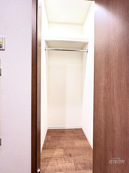 ハンガーパイプと棚板を備えたウォークインクローゼット。ゆとりある奥行きで衣類をたっぷり収納でき、整然とした暮らしをしっかり実現してくれる空間です。
