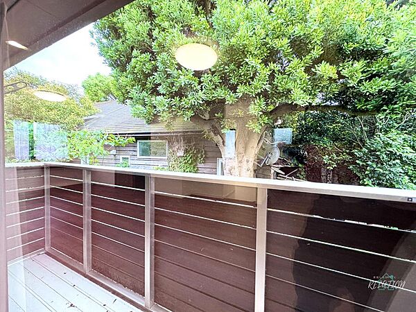 目の前に広がる木々の緑が、日々の疲れを優しく癒やします。美しい借景と心地よい風に包まれる贅沢を味わうことができます。