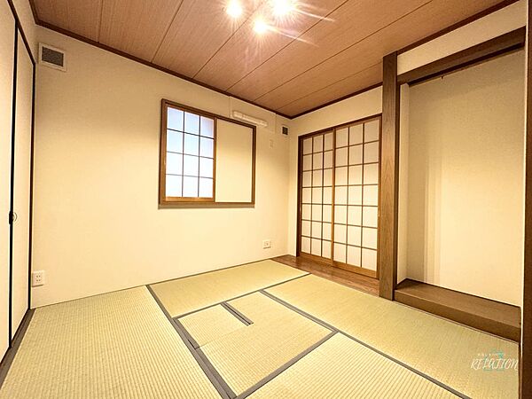木目天井と白壁が織りなす和の空間。新しい畳と障子が整然と並び、静かで落ち着いた雰囲気の中、書斎や主寝室として心ゆくまでくつろげる一室です。