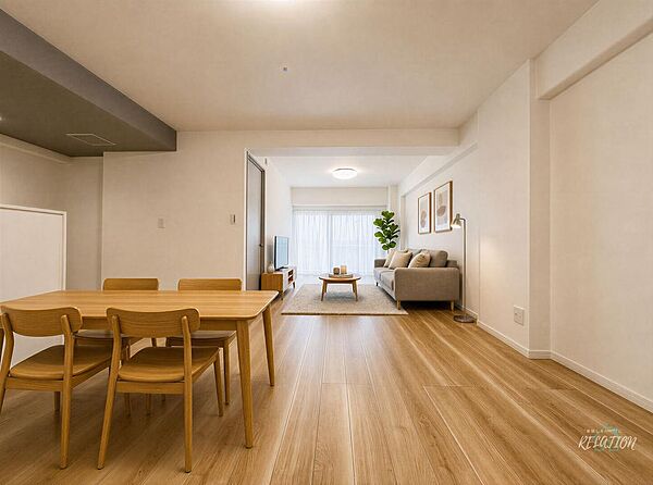 明るい木目フローリングが広がるLDK。ナチュラルな色合いでくつろぎの時間を。※お部屋の暮らしのイメージをお伝えするため、家具・小物はCGで配置しています。実際の物件には付属いたしません。