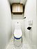 トイレ：ホワイトで統一されたすっきりとしたトイレ空間。上部の木目調キャビネットが温かみをプラスし、壁付けの操作パネルで快適な使い心地が期待できます。