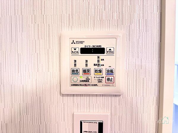 浴室換気乾燥機のコントロールパネルはシンプルで見やすいデザイン。換気・暖房・乾燥・涼風の4機能を備え、快適なバスタイムをサポートします。冬場の入浴前暖房にも活躍します。
