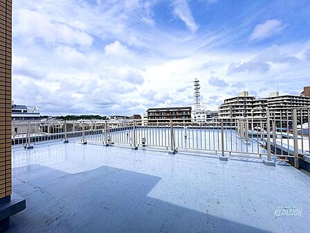 広々としたルーフバルコニーからは抜け群の開放感。青空と街並みを一望でき、晴れた日には遠くの景色まで楽しめる、最上階ならではの特別な屋外空間です。