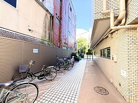 建物脇に整備された駐輪場スペース。番号付きの区画が設けられており、複数台の自転車が並べて駐められる、居住者にとって嬉しい便利な設備です。