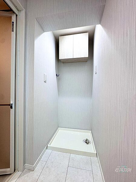 洗濯機置き場の上部に収納棚を設けました。洗剤等の収納に大変便利です！