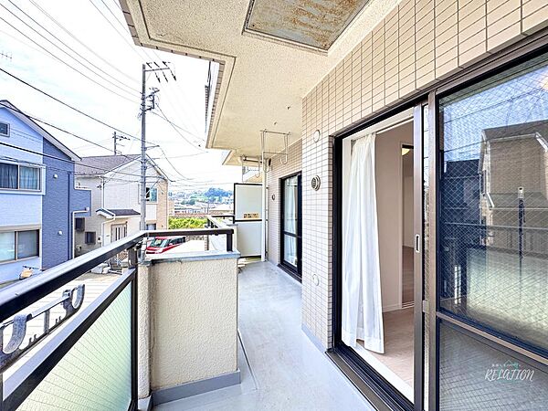 南東向きバルコニーで日当たり良好！２階ならではの心地よい風が抜け、外からの視線も気になりません。目の前に広がる閑静な住宅街の開放的な眺望を楽しみながら、プライベートで穏やかな時間を過ごせます。