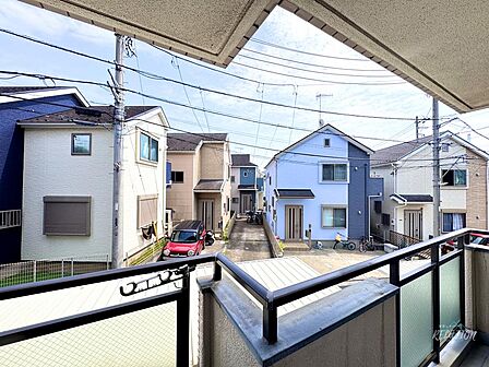 南東向きバルコニーで日当たり良好!2階ならではの心地よい風が抜け、外からの視線も気になりません。目の前に広がる閑静な住宅街の開放的な眺望を楽しみながら、プライベートで穏やかな時間を過ごせます。