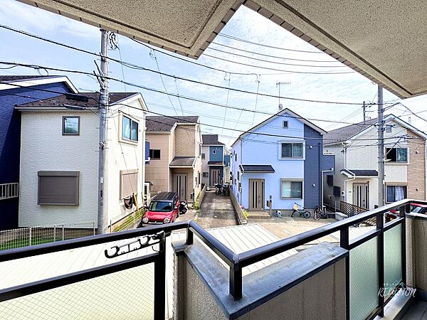 南東向きバルコニーで日当たり良好！２階ならではの心地よい風が抜け、外からの視線も気になりません。目の前に広がる閑静な住宅街の開放的な眺望を楽しみながら、プライベートで穏やかな時間を過ごせます。