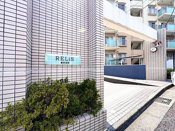 豊かな緑が織りなすエンブレムは、心を癒し、心地よい居住空間を演出し、住まいに優雅で落ち着きのある雰囲気をもたらします。穏やかな気分に包まれながら、日々の喧騒を忘れるひとときをお楽しみください。
