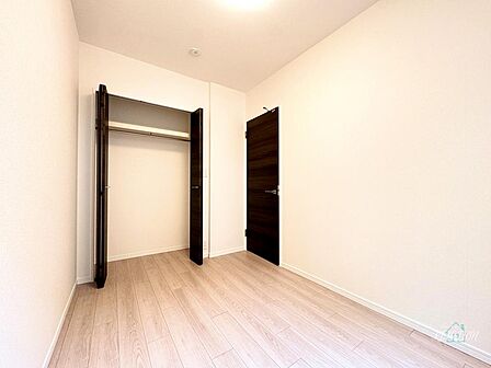 洋室は、マルチな使い方が可能な空間です。ゲストルーム、書斎、趣味の部屋、子供部屋など、様々な用途に合わせて活用できます。